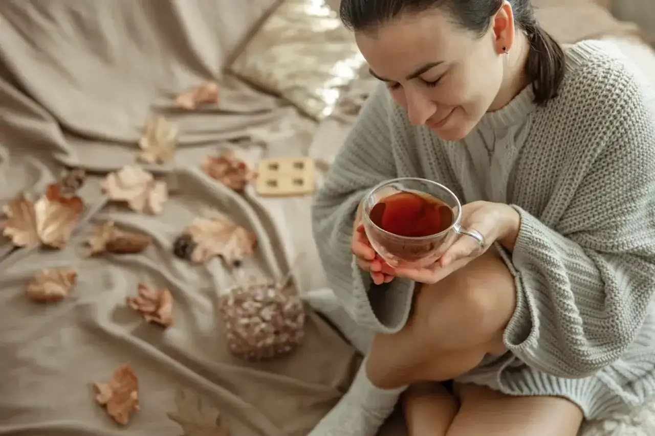 osoba pijąca herbatę w relaksującej atmosferze