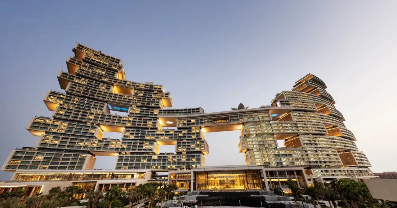 Imponujący hotel w Dubaju, który może być częścią odpowiedzi na pytanie, ile kosztuje wycieczka do Dubaju.