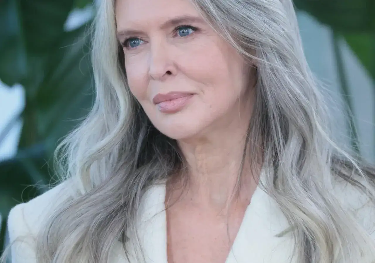 Bogna Sworowska z siwymi włosami i niebieskimi oczami, wygląda naturalnie i pięknie, bez śladu po operacjach.