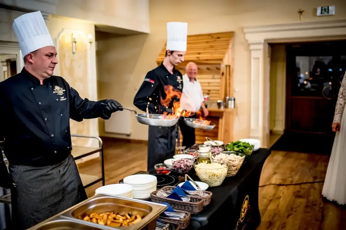 Stacje live cooking na weselu
