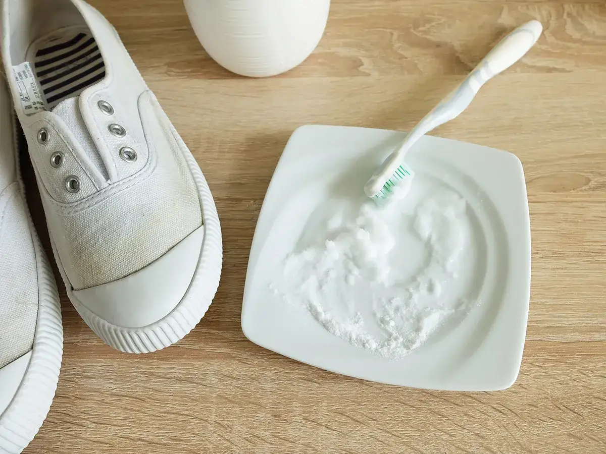 czyszczenie białych trampek bez ż&oacute;łtych plam