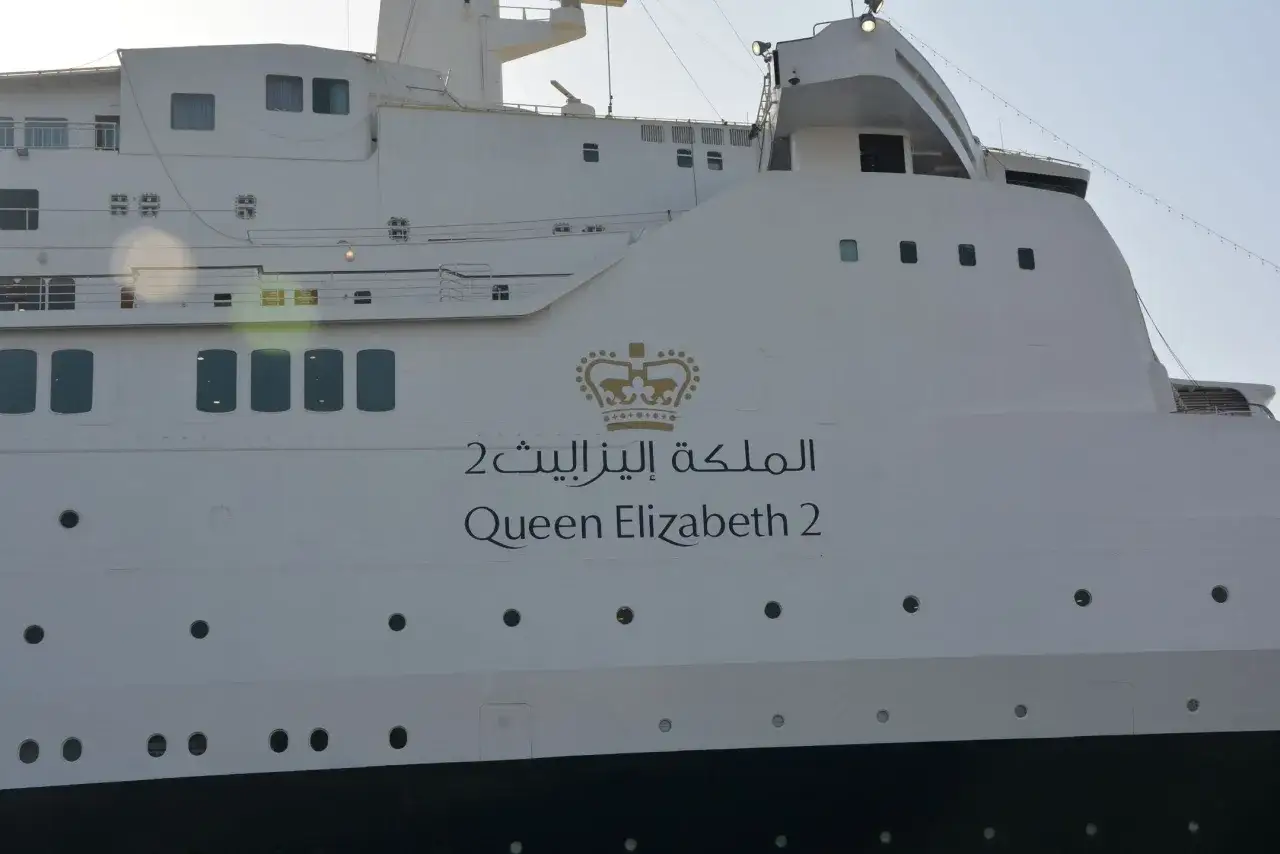 Biały statek pasażerski z napisem 