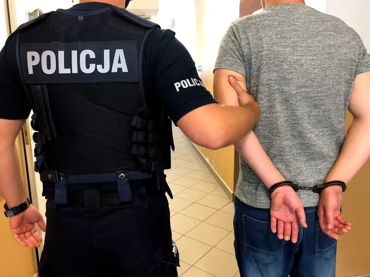 policjant wręcza dokumenty zakaz zbliżania się