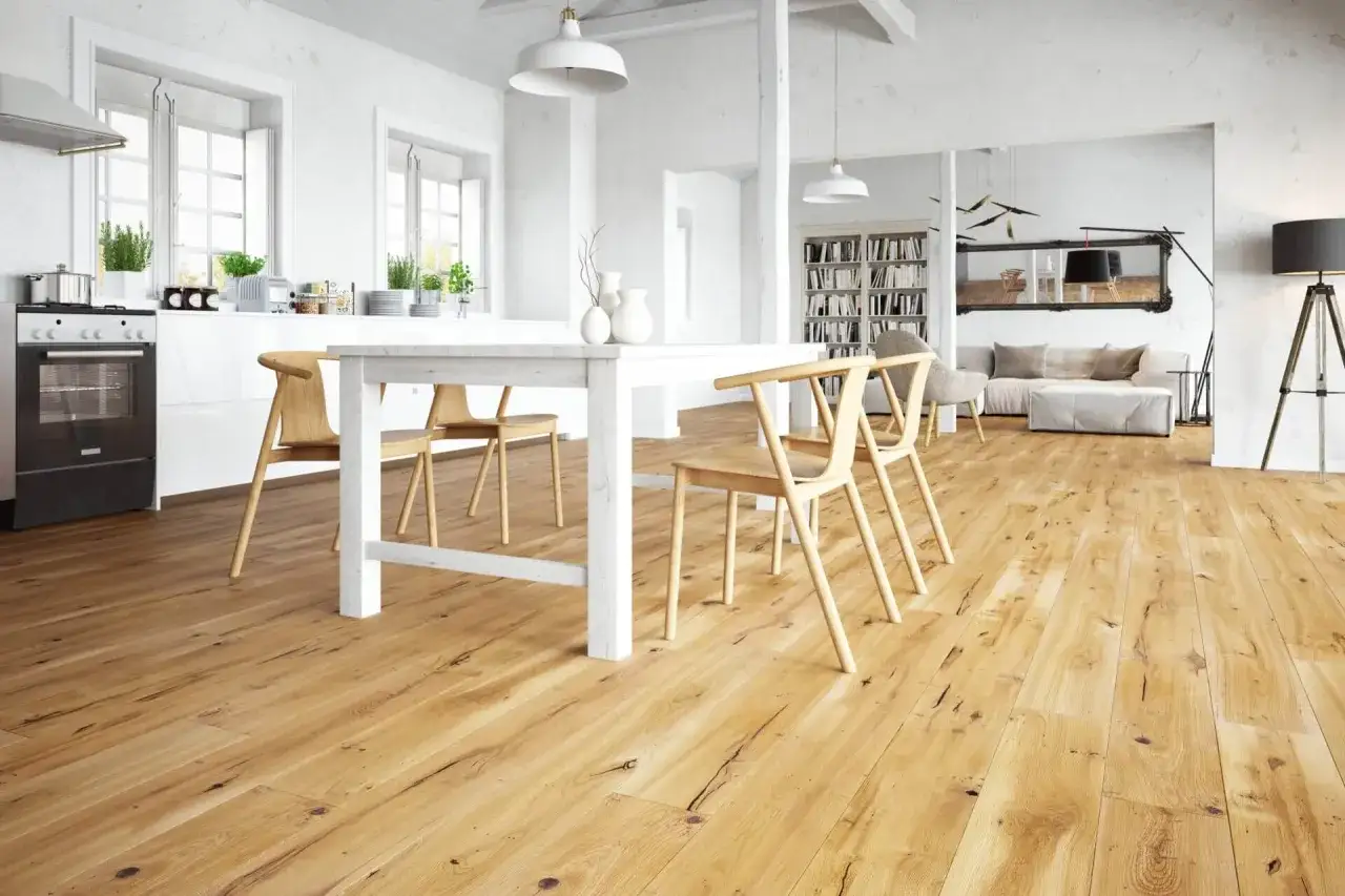 Jasne ściany idealnie komponują się z dębową podłogą, tworząc przytulną atmosferę w kuchni i salonie.
