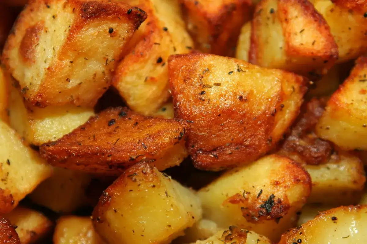 Krojone ziemniaki moczące się w wodzie