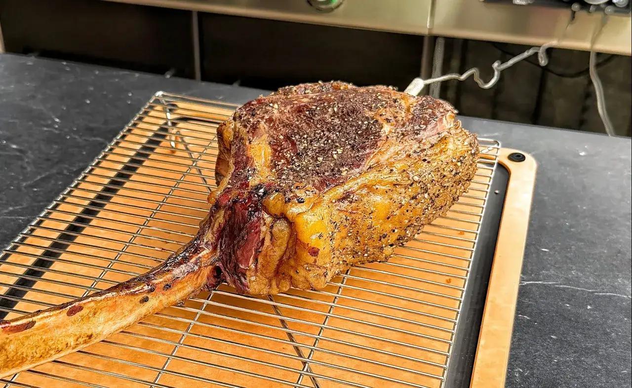 Odpoczywający stek na desce