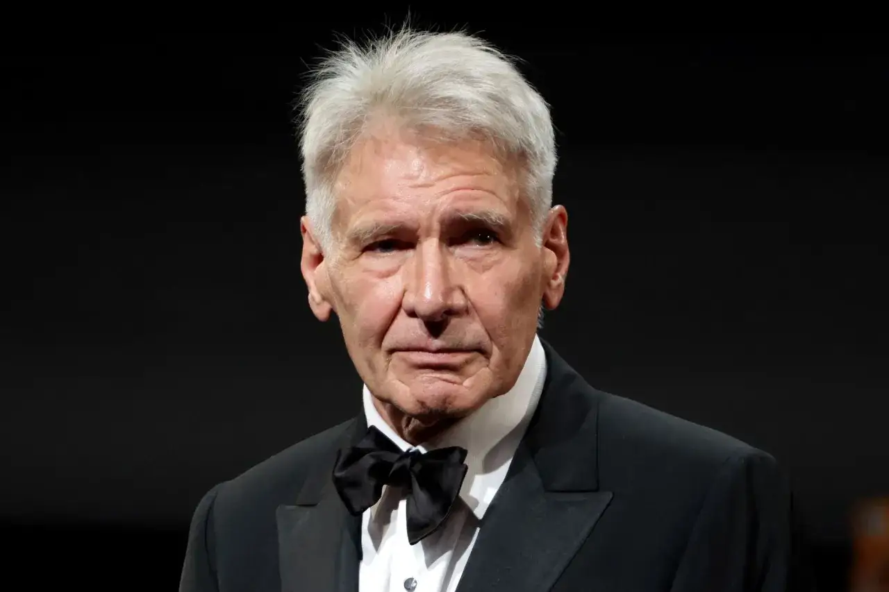Harrison Ford w czarnym smokingu z muszką. Wbrew plotkom, czy Harrison Ford żyje, widać go w doskonałej formie.