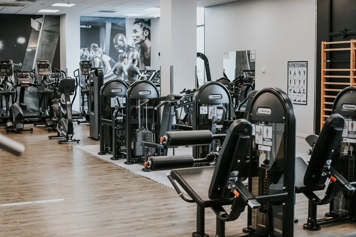 Rio Top Gym Tarasy Grabiszyńskie wnętrze siłowni strefy treningowe