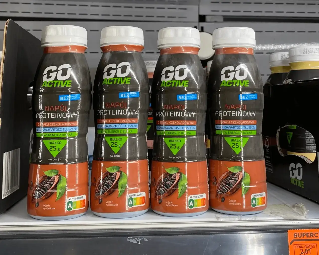 r&oacute;żne smaki napoj&oacute;w białkowych Go Active Biedronka