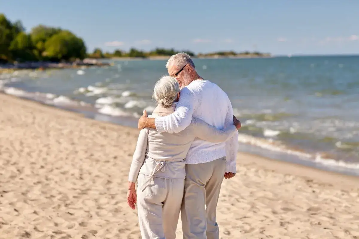 Para senior&oacute;w na plaży, marzących o wakacjach. Czy będzie bon turystyczny dla seniora?