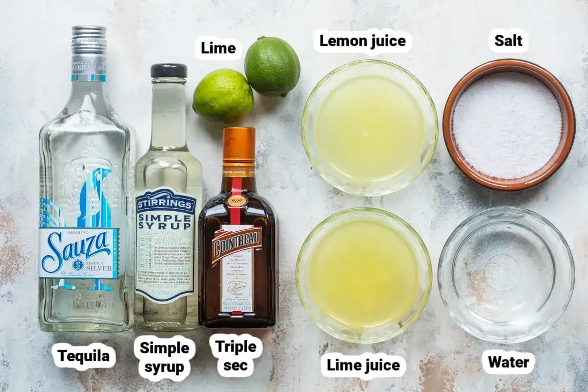 Składniki do drinka margarita: tequila, syrop cukrowy, triple sec, limonki, sok z limonki, s&oacute;l i woda.