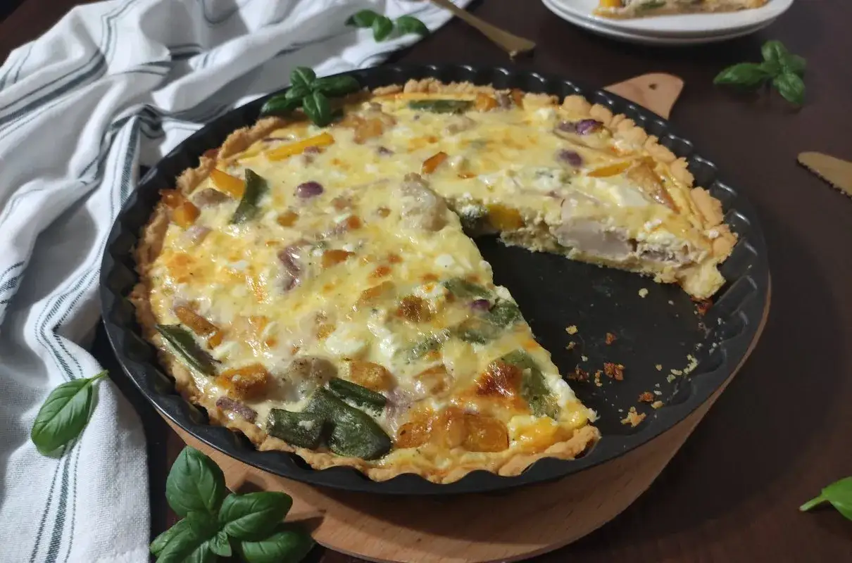 Pyszny quiche z warzywami i serem, idealny przepis na spód do tarty. Złocisty, kruchy spód wypełniony kremowym farszem i kolorowymi dodatkami.