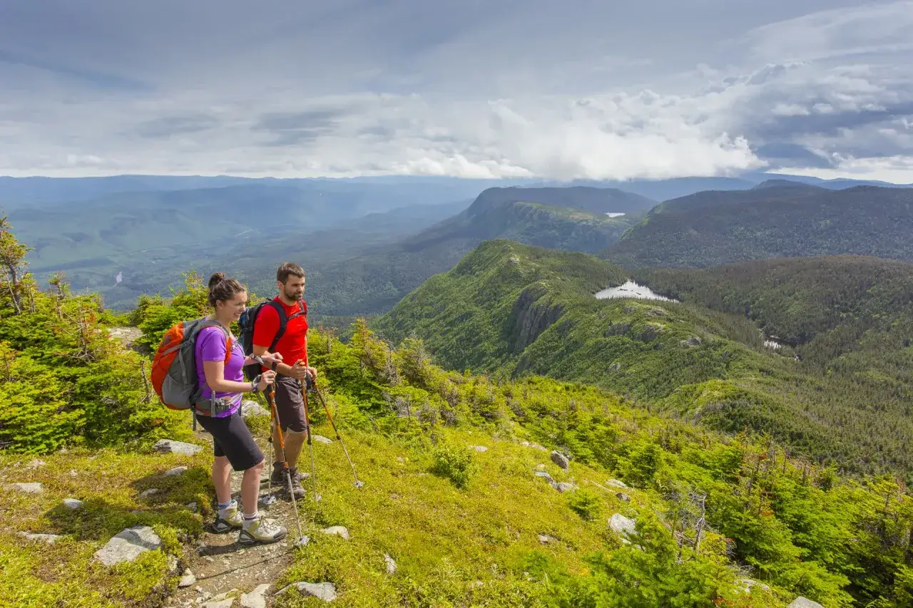 Para na szlaku na półwyspie Św. Wawrzyńca podziwia rozległą, zieloną dolinę z jeziorami.