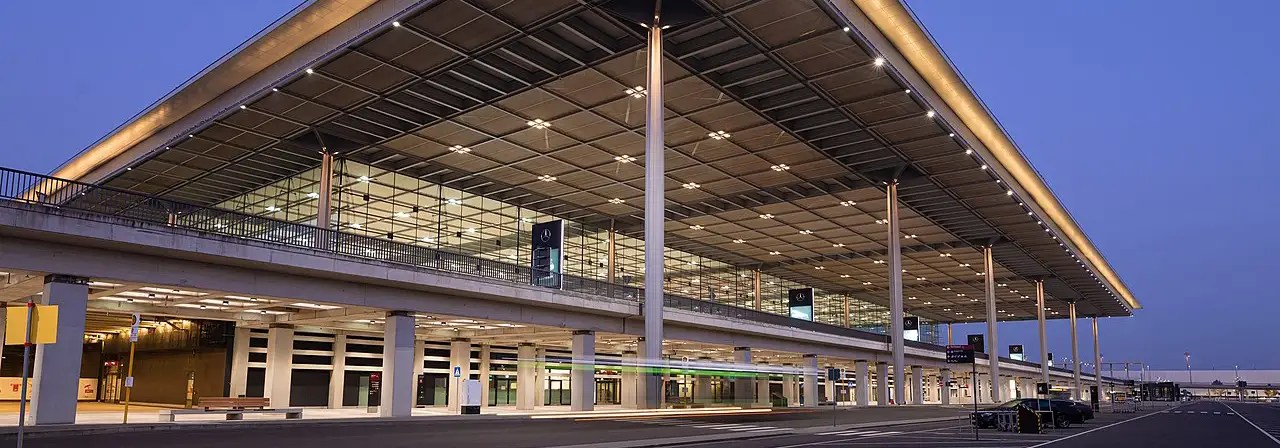 Nowoczesny terminal lotniska Berlin Brandenburg (BER)