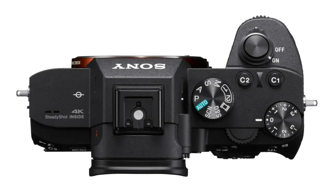 G&oacute;rna część aparatu Sony a7 S III z widocznymi przyciskami, pokrętłami tryb&oacute;w i napisem 