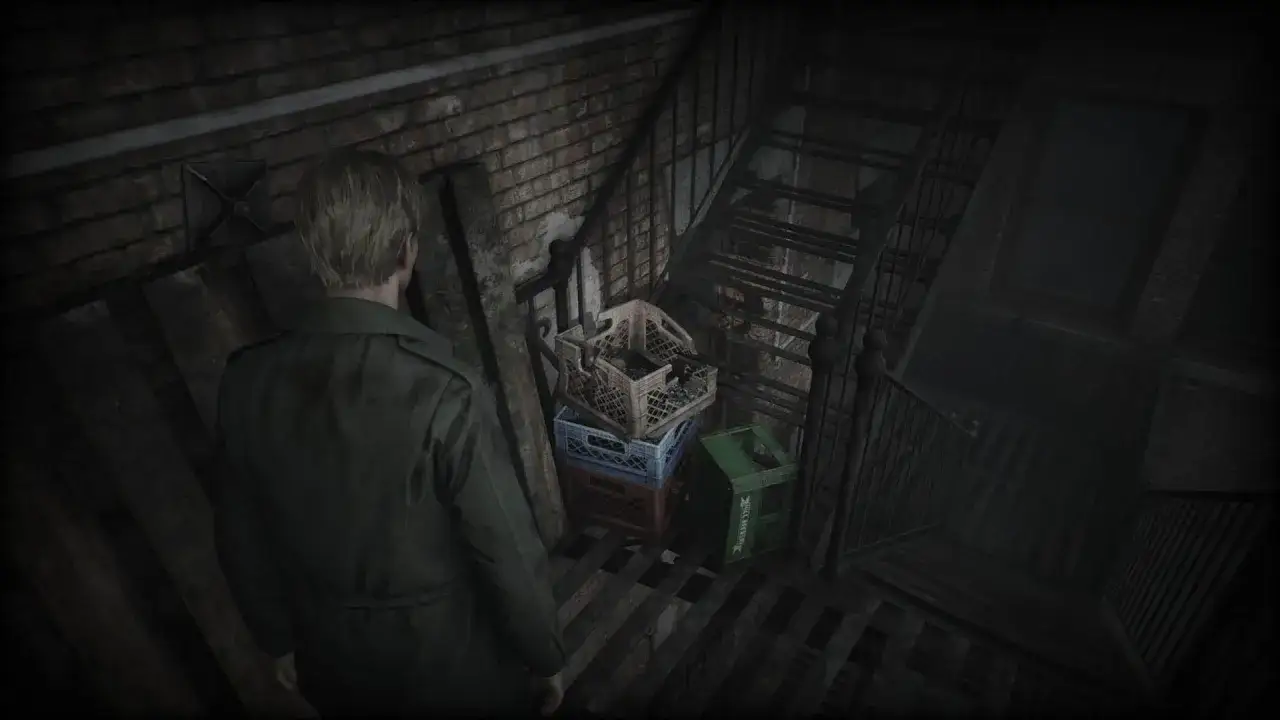 James Sunderland stoi przy klatce schodowej w mrocznym zaułku, przygotowując się na wydarzenia w **Silent Hill remake**.