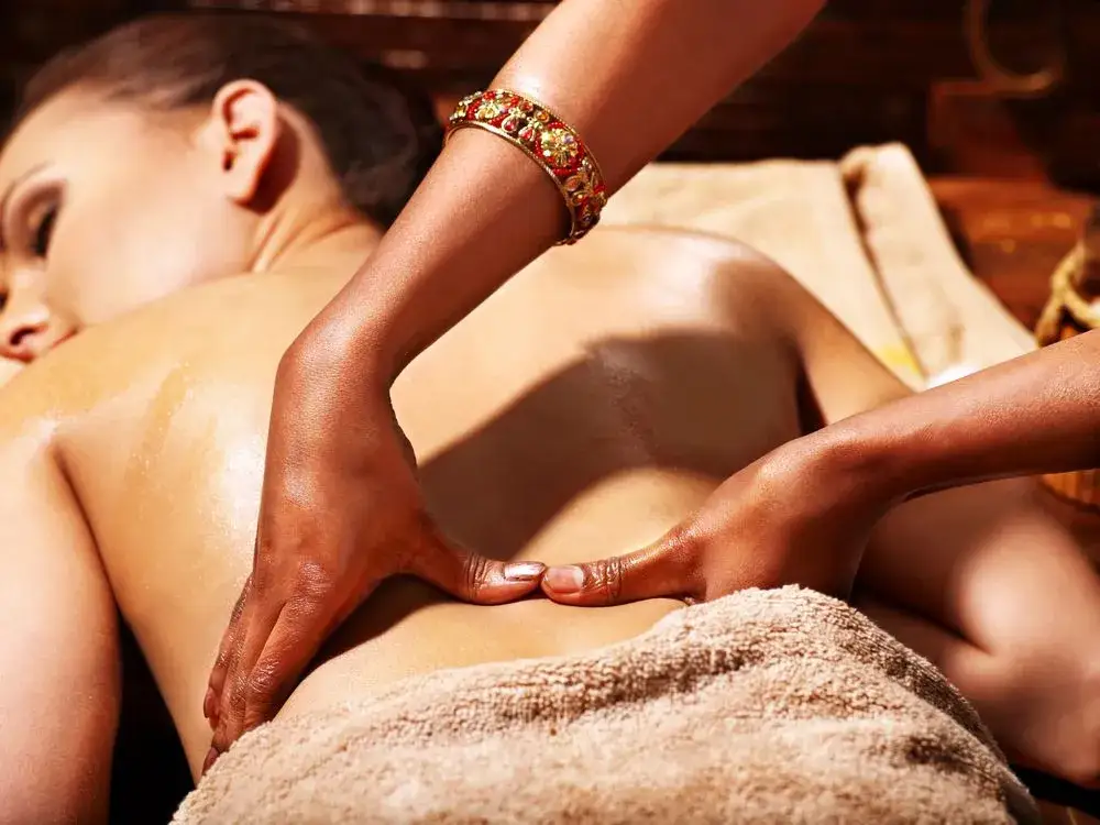 kobieta relaksująca się przed masażem ajurwedyjskim