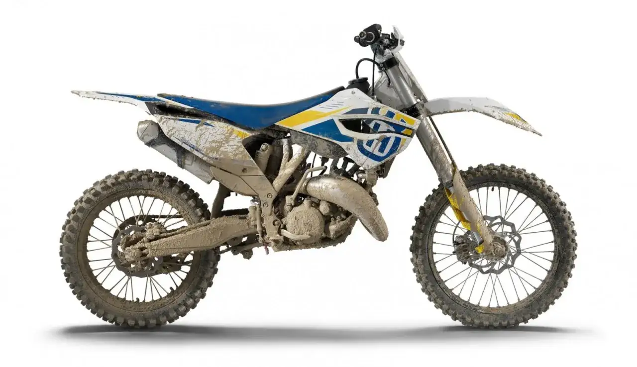 Błotnisty motocykl Husqvarna WR 250 po wyścigu, gotowy na kolejne wyzwania.