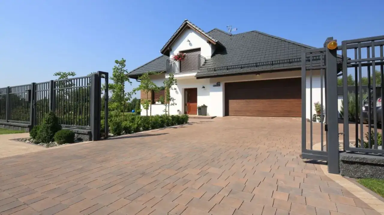 Piękny dom z podjazdem z kostki brukowej. Inspiracje dla Twojego ogrodu i posesji.