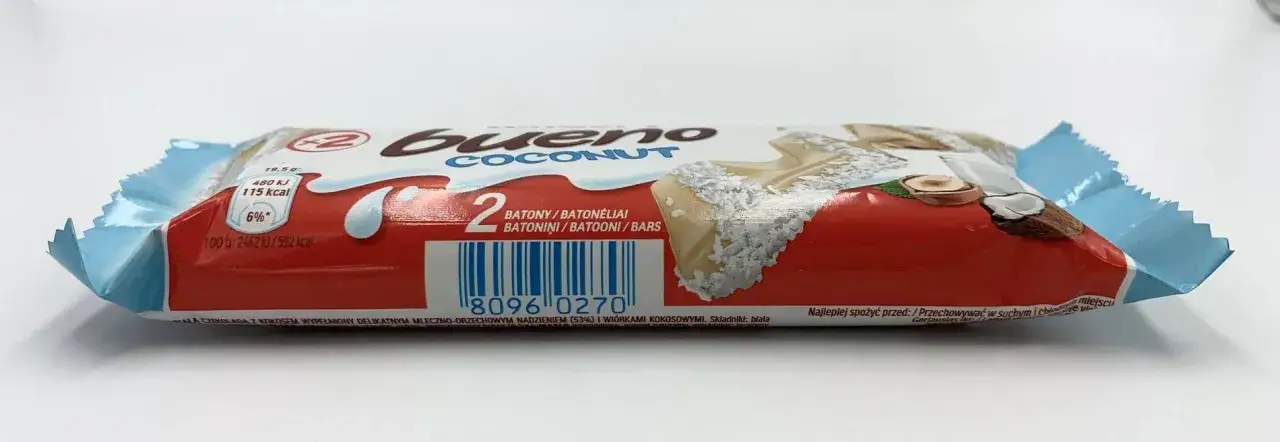 Kinder Bueno Coconut na p&oacute;łce sklepowej