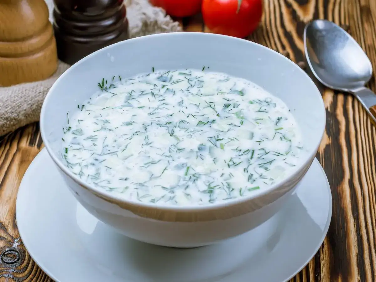 Chłodnik z kefiru z og&oacute;rkiem i koperkiem, idealny na kaca.