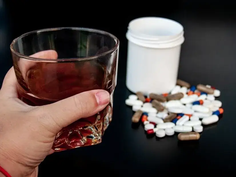 Zdjęcie Ibuprom i alkohol: Ryzyko dla żołądka i wątroby. Kiedy można pić?