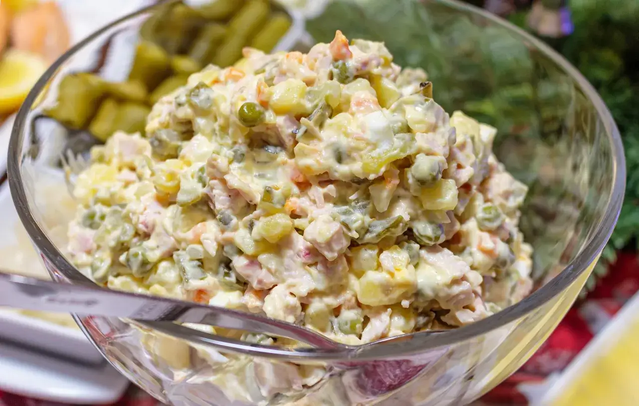 kwaśniejąca sałatka jarzynowa, zepsuta sałatka jarzynowa