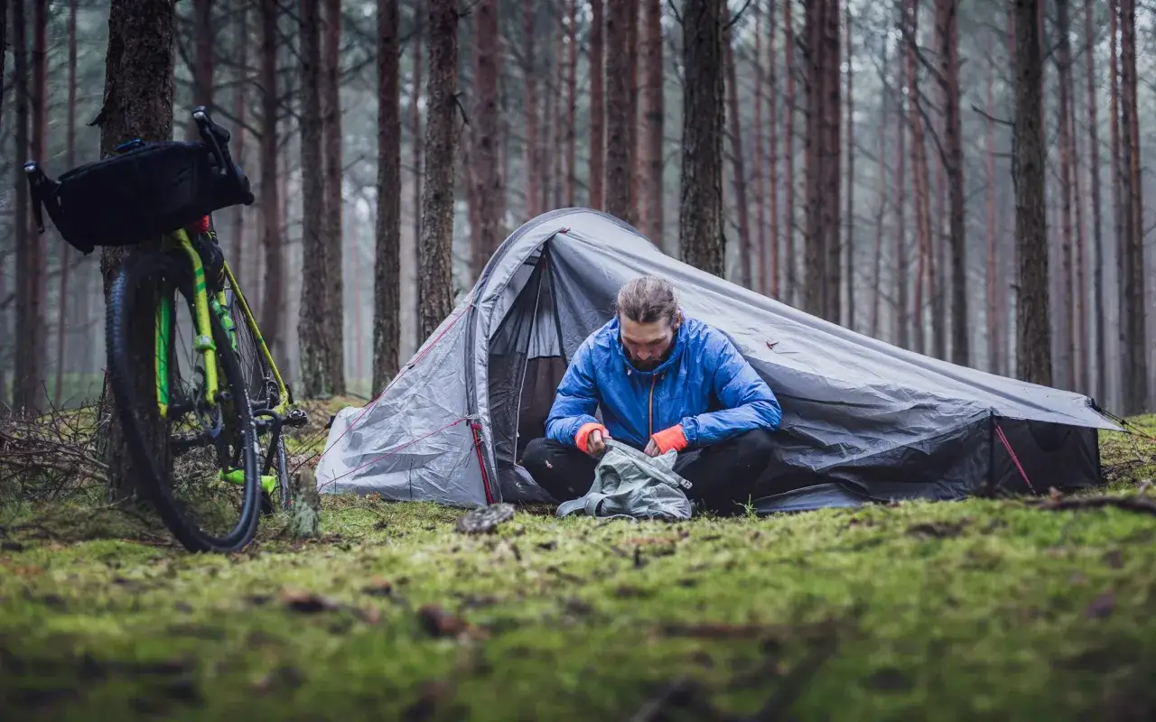 Rower z namiotem bikepackingowym w g&oacute;rach