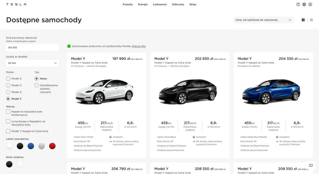 Tesla Model Y: czy warto? Strona z dostępnymi samochodami Tesla, prezentująca różne wersje Modelu Y w różnych kolorach i cenach.
