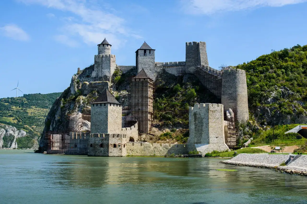Twierdza Golubac nad Dunajem. Czy Serbia jest bezpieczna? Tak, to piękny kraj z bogatą historią.