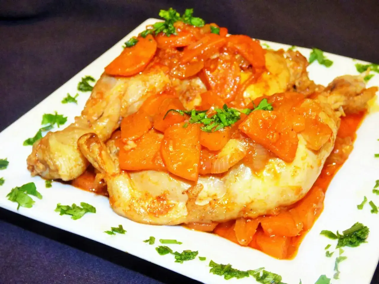 obiad z usmażonymi udkami kurczaka i dodatkami