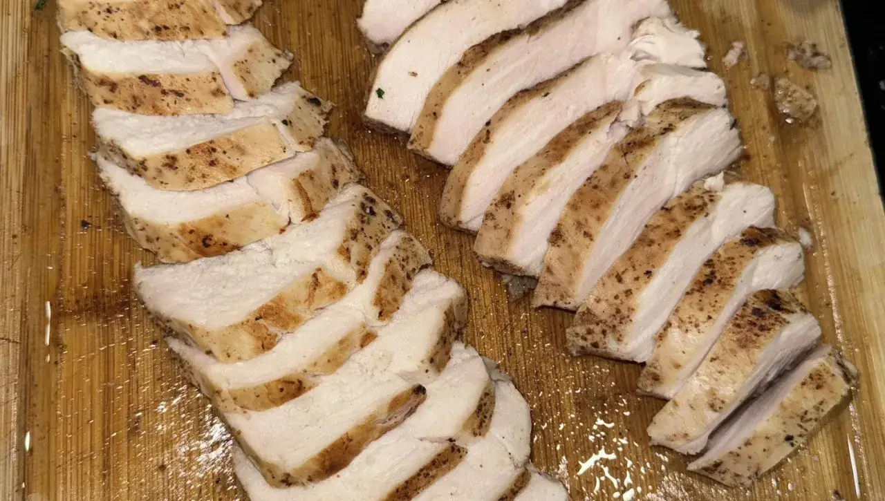 Pokrojone w plastry soczyste mięso z kurczaka, idealne po odpowiednim czasie, ile gotować mięso z kurczaka, by było gotowe.