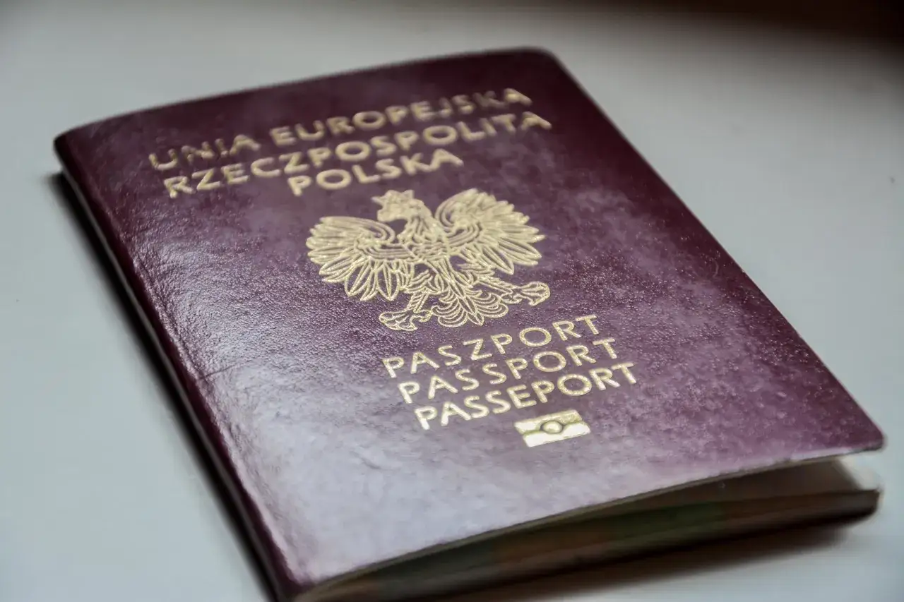 Polski paszport, symbol podróży. Czy do Londynu trzeba mieć paszport? Tak, jeśli chcesz podróżować do Wielkiej Brytanii.