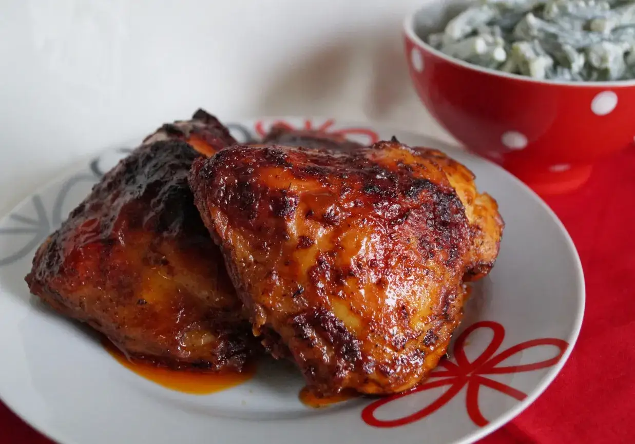 Soczyste udka z kurczaka, pieczone do perfekcji, z chrupiącą skórką. Idealne na obiad, dowiedz się jak upiec udka z kurczaka żeby były soczyste.