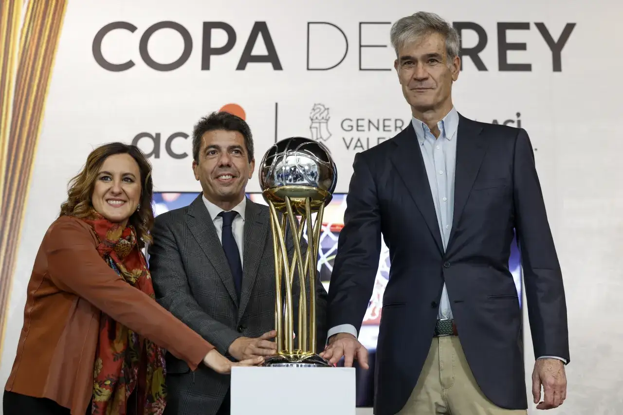 Copa del Rey Baloncesto trofeo o Roig Arena Valencia