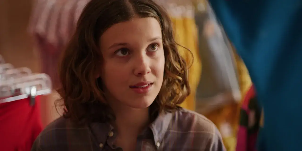 Millie Bobby Brown jako Jedenastka w sklepie z ubraniami, gdzie grała w Stranger Things.