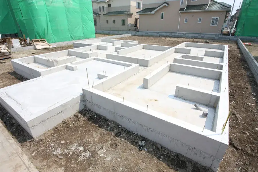 fundamenty domu jednorodzinnego i mała architektura beton