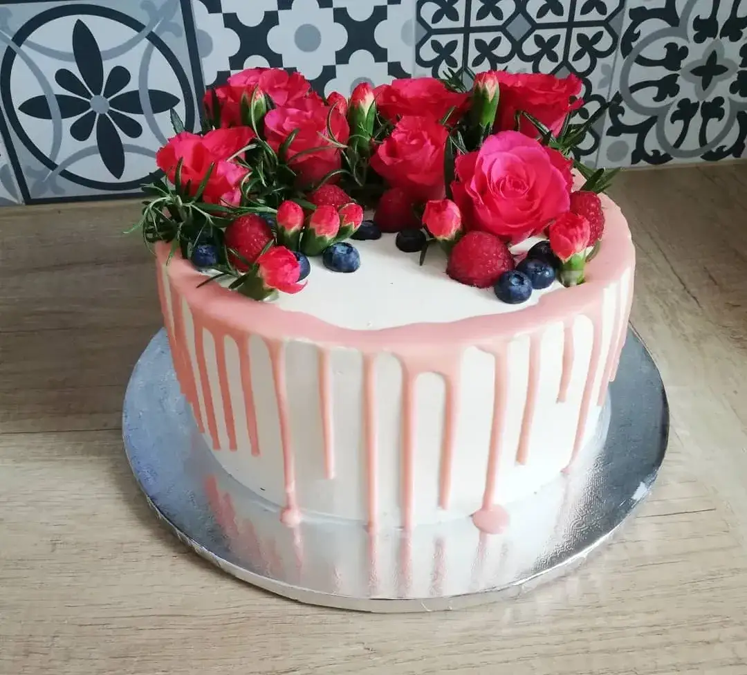 tort z dekoracją z owoców i świeżych kwiatów