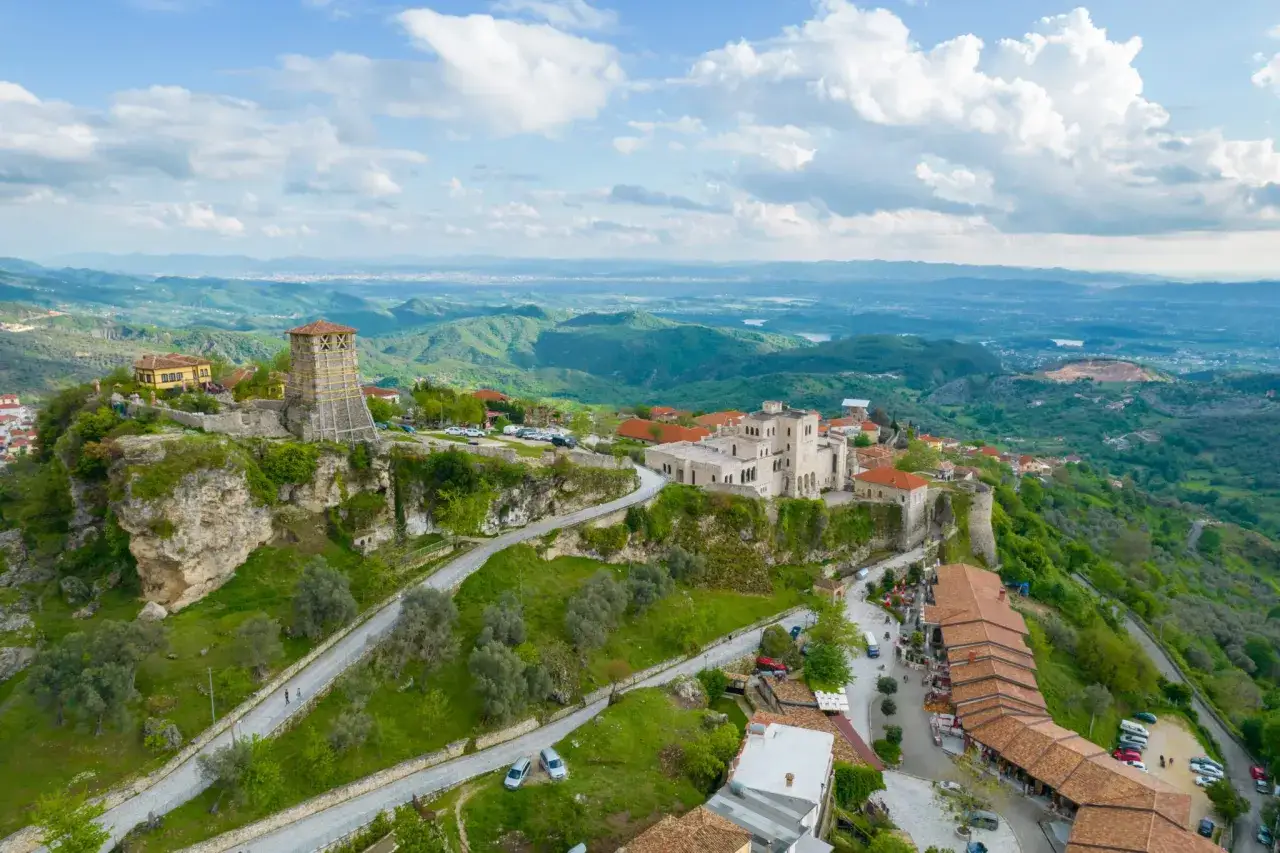 Widok na zamek Kruja, historyczne miasto w Albanii. Wspaniałe miejsce, kt&oacute;re warto zobaczyć, z pięknymi widokami na okolicę.