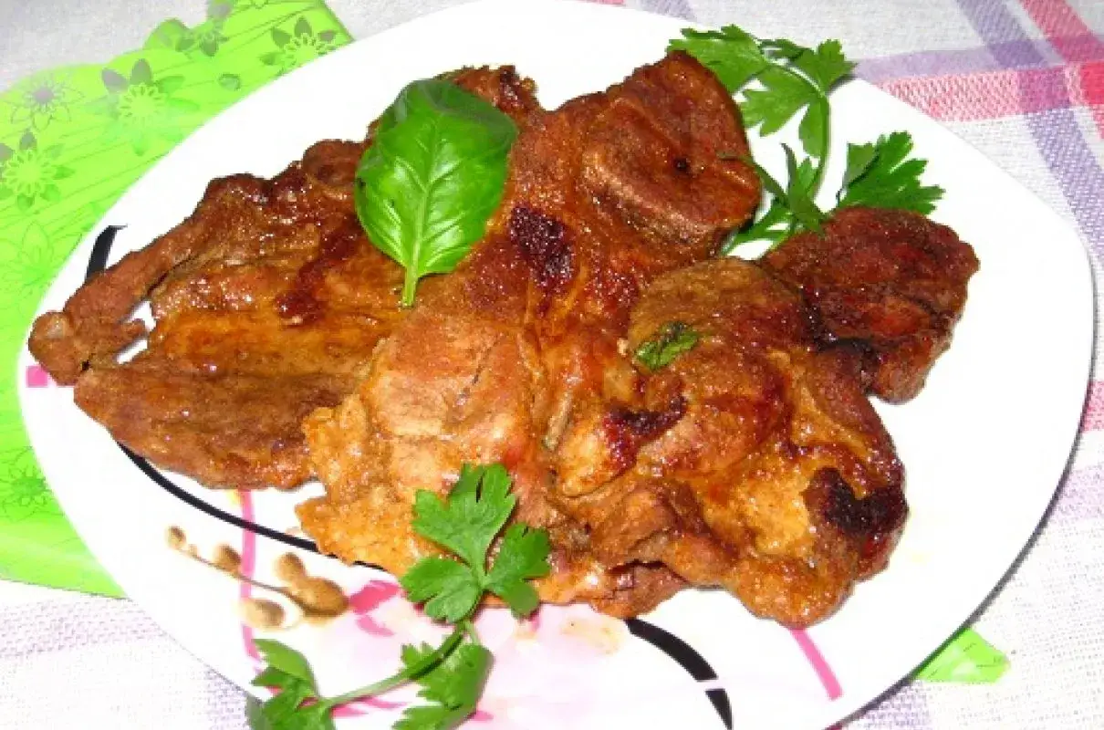 Soczysta kark&oacute;wka z grilla elektrycznego, idealnie przypieczona. Dowiedz się, ile grillować kark&oacute;wkę na grillu elektrycznym, by była pyszna!