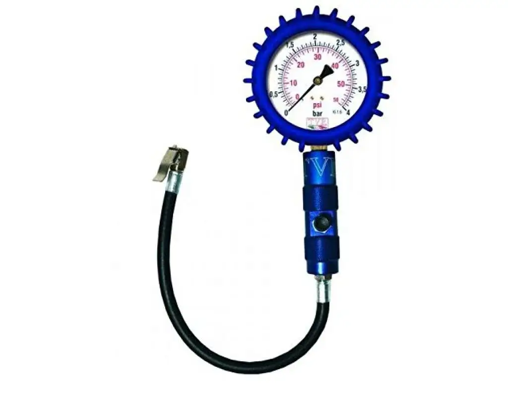 motocyklista mierzy ciśnienie w oponach, manometr do opon motocyklowych