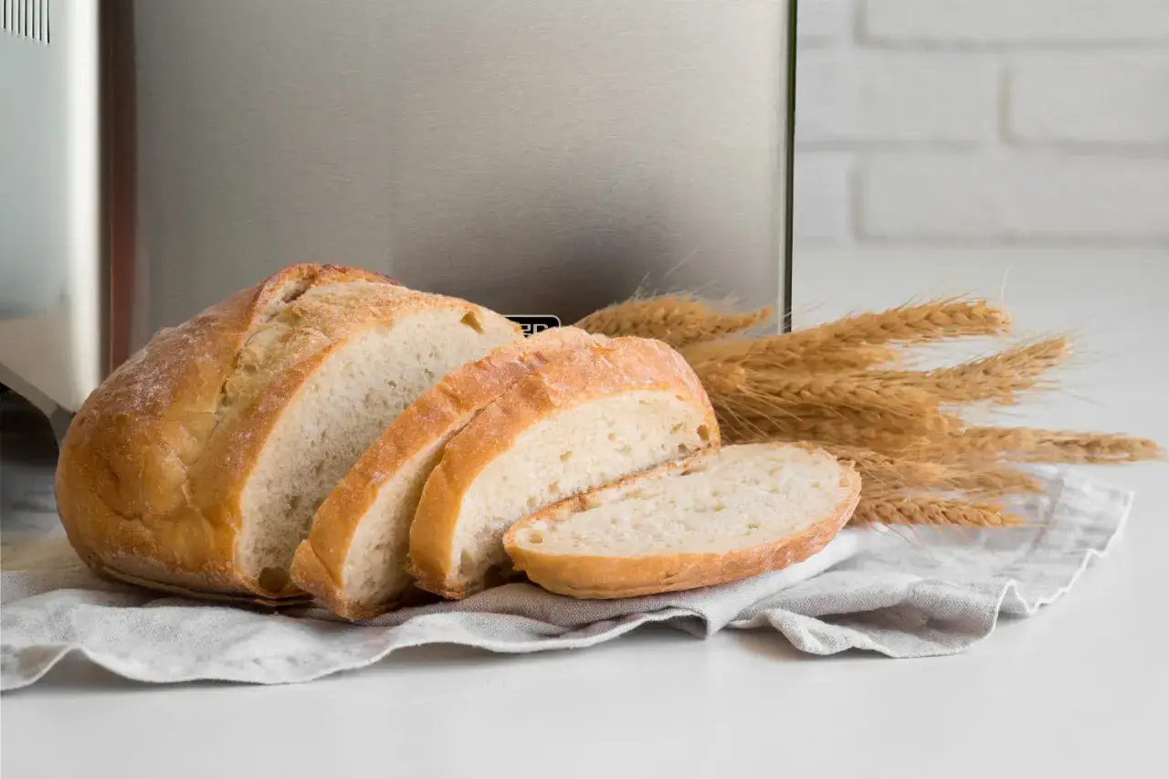 Świeżo upieczony chleb na kratce