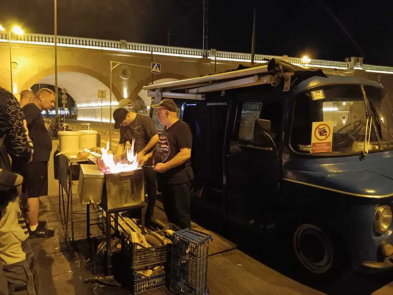 Niebieska Nysa 522 food truck z kiełbaskami Krak&oacute;w noc