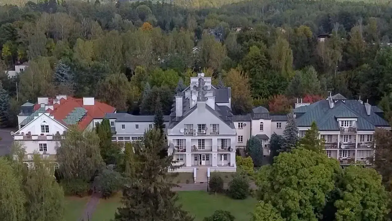 Eleganckie budynki otoczone zielenią. Tu, w Skolimowie, mieszka wielu znanych artystów i naukowców, ceniących spokój i piękno otoczenia.