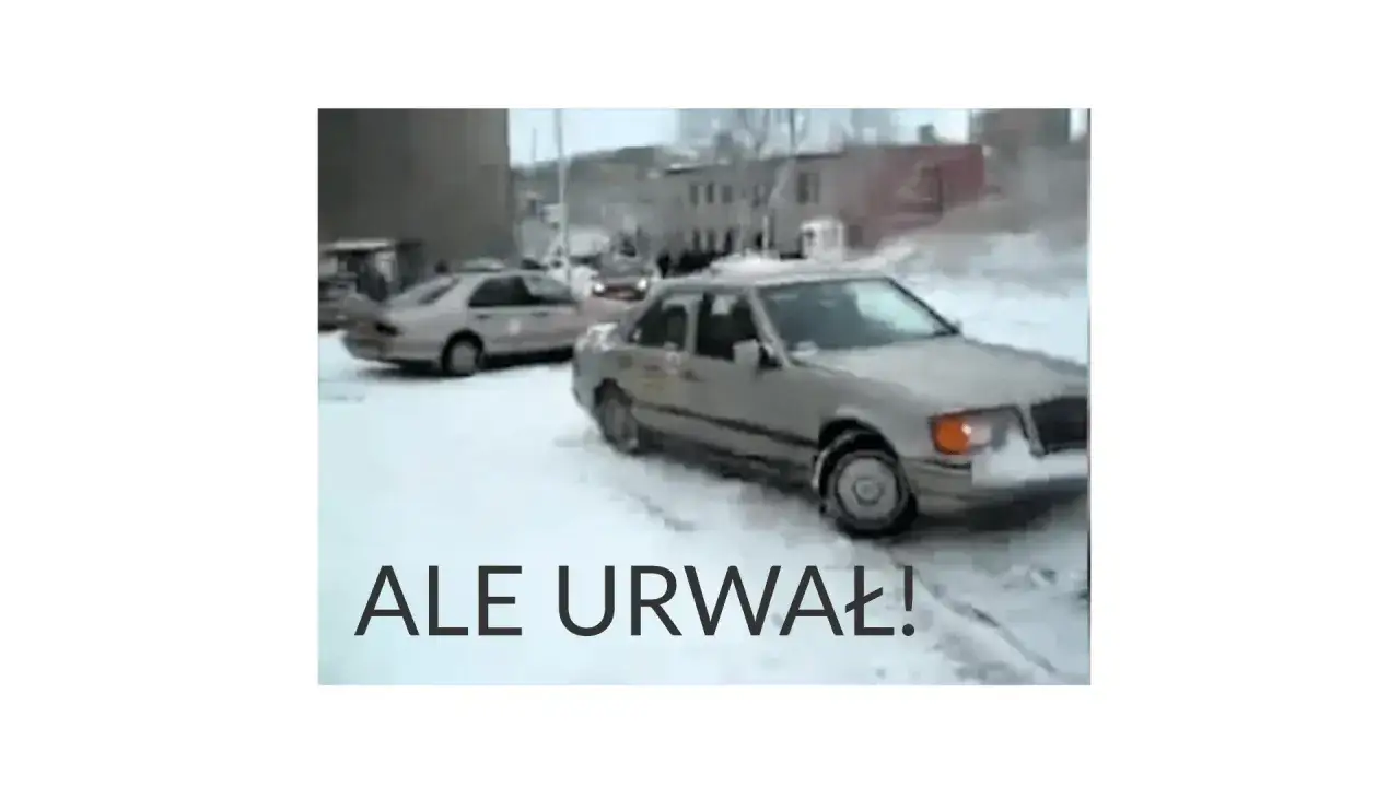 Srebrny sedan na śniegu, wygląda na to, że to szkoda całkowita w leasingu.