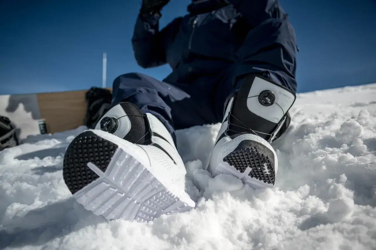 Białe buty snowboardowe z czarnymi akcentami i systemem BOA, idealne do rankingu butów snowboardowych.
