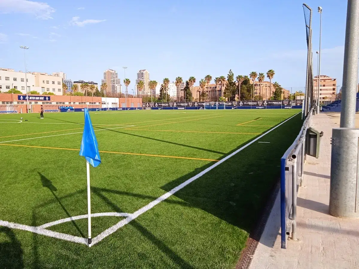 Campo de fútbol del Polideportivo Escuelas San José, listo para el entrenamiento del club de fútbol San José.