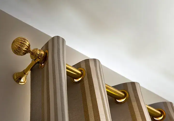 różne rodzaje haczyków do zasłon i karniszy