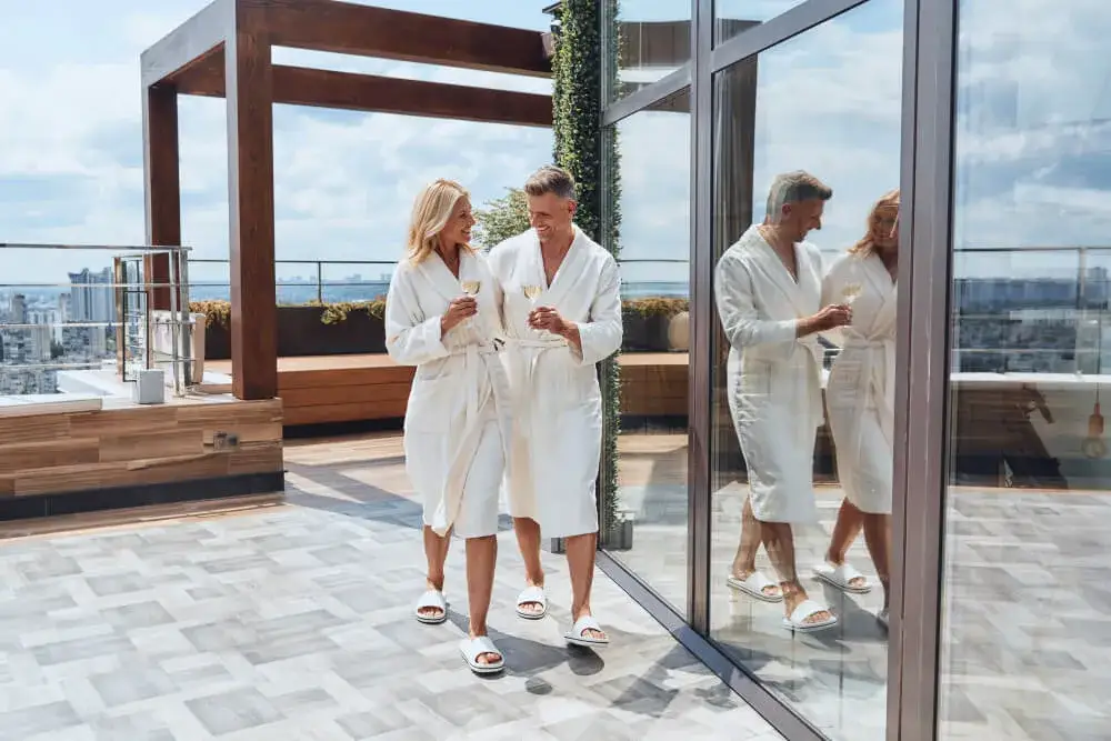 kobieta w szlafroku i klapkach w hotelowym spa