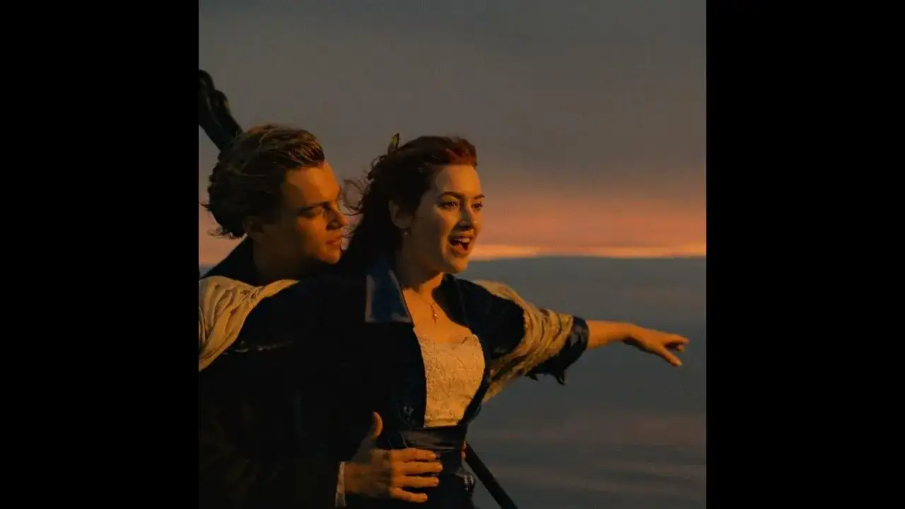 ikoniczna scena z klasycznego filmu romantycznego, np. Titanic